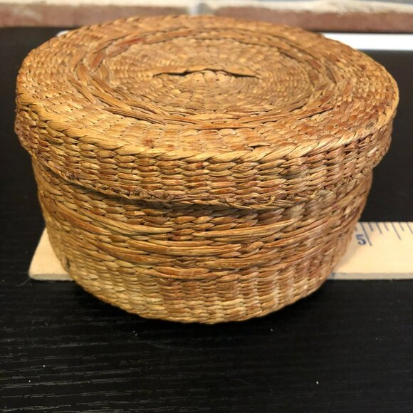 Handwoven Round Natural Seagrass Basket With Lid Artisan - Picture 6 of 7